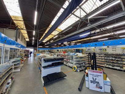 PUM, Magasin de Matériaux de Construction à Ingré